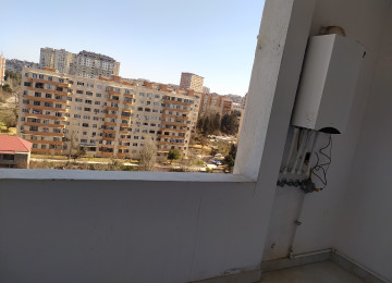 Tam təmirlidir. Kombi sistemidir. İsti pol . Qaz, su, işıq