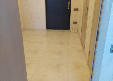 Tam təmirlidir. Kombi sistemidir. İsti pol . Qaz, su, işıq