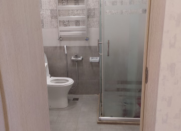 Tam təmirlidir. Kombi sistemidir. İsti pol . Qaz, su, işıq