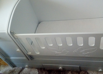 Ağ rəngdə Uşaq Beşiyi Satılır. Üst hisəsi 5-6 yaşına kimi