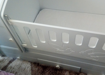 Ağ rəngdə Uşaq Beşiyi Satılır. Üst hisəsi 5-6 yaşına kimi