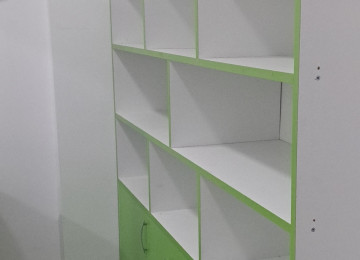 3500 manata aptek mebeli satılır.Şəkildə bir az yarımçəq