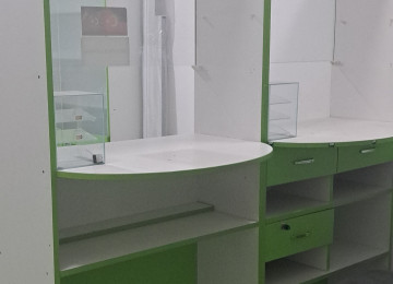 3500 manata aptek mebeli satılır.Şəkildə bir az yarımçəq