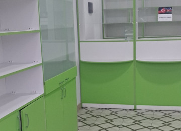 3500 manata aptek mebeli satılır.Şəkildə bir az yarımçəq