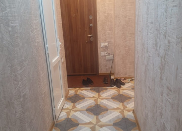 KUPÇALI ÇIXARIŞLI BİNA. ƏŞYALI SATILIR QAZLI KUPÇALI LİFTLİ