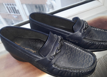 Orta yaşlı xanım üçün ayaqqabı Xanım üçün İran ayaqqabısı.