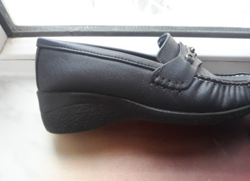 Orta yaşlı xanım üçün ayaqqabı Xanım üçün İran ayaqqabısı.