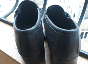 Orta yaşlı xanım üçün ayaqqabı Xanım üçün İran ayaqqabısı.