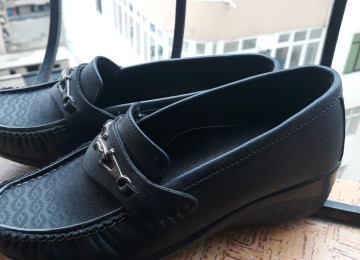 Orta yaşlı xanım üçün ayaqqabı Xanım üçün İran ayaqqabısı.