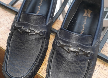 Orta yaşlı xanım üçün ayaqqabı Xanım üçün İran ayaqqabısı.