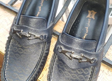 Orta yaşlı xanım üçün ayaqqabı Xanım üçün İran ayaqqabısı.