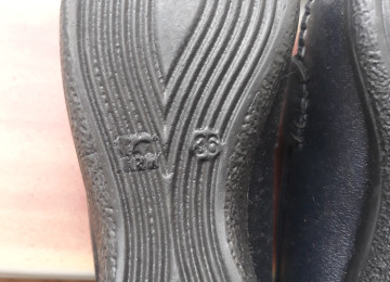 Orta yaşlı xanım üçün ayaqqabı Xanım üçün İran ayaqqabısı.