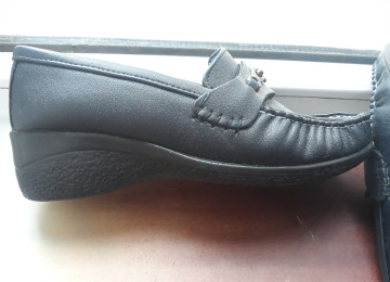 Orta yaşlı xanım üçün ayaqqabı Xanım üçün İran ayaqqabısı.