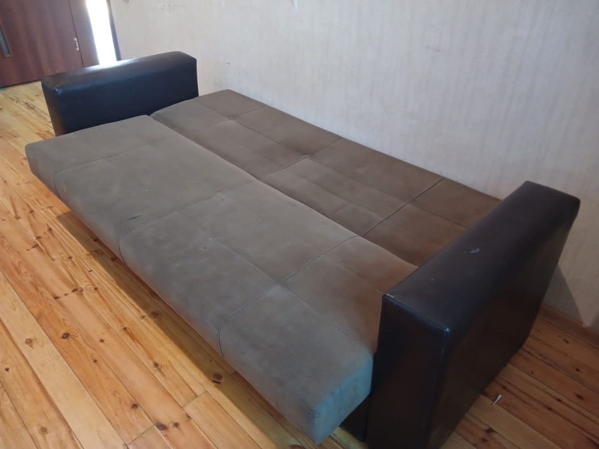 Tək divan Divan açılır baza var. Təzə qalıb. Heç bir defekti yoxdur.