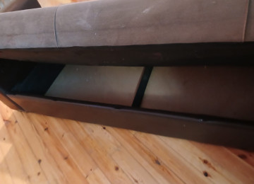 Divan açılır baza var. Təzə qalıb. Heç bir defekti yoxdur.