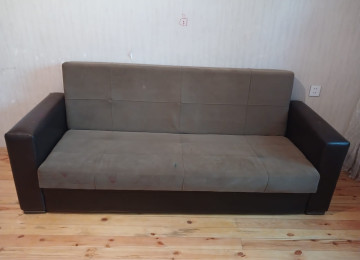 Divan açılır baza var. Təzə qalıb. Heç bir defekti yoxdur.