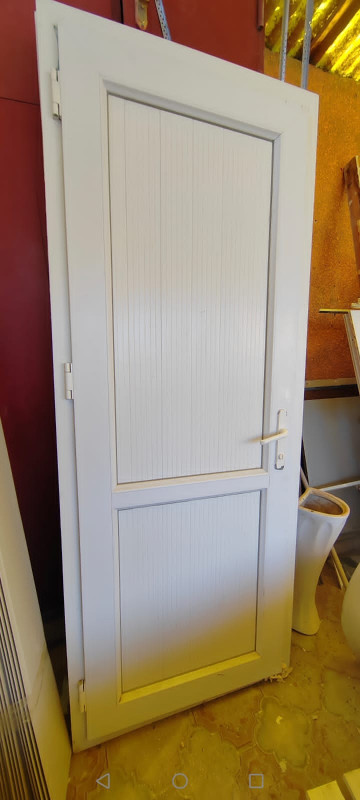 Plastik qapı Plastik qapı 2.35x87 sm. Qiyməti 100 azn. Ünvan Babək pr..