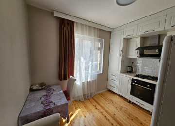 Yeni Günəşlidə 5 otaqlı tam əşyalı mənzil Lahiyə: -