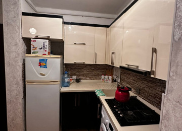 Bakıxanovda Tam təmirli əşyalı 2 otaqlı mənzil Lahiyə: -