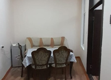 Şəhərin mərkəzində 3/3-də 2 otaglı 35 kv şəraitli ev