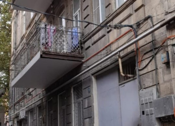 Şəhərin mərkəzində 3/3-də 2 otaglı 35 kv şəraitli ev