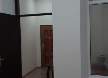 Şəhərin mərkəzində 3/3-də 2 otaglı 35 kv şəraitli ev