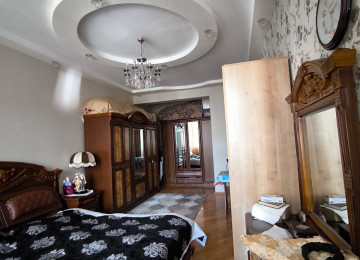 Gənclikdə 4 otaqlı Təmirli mənzil Lahiyə: - Yeni tikili