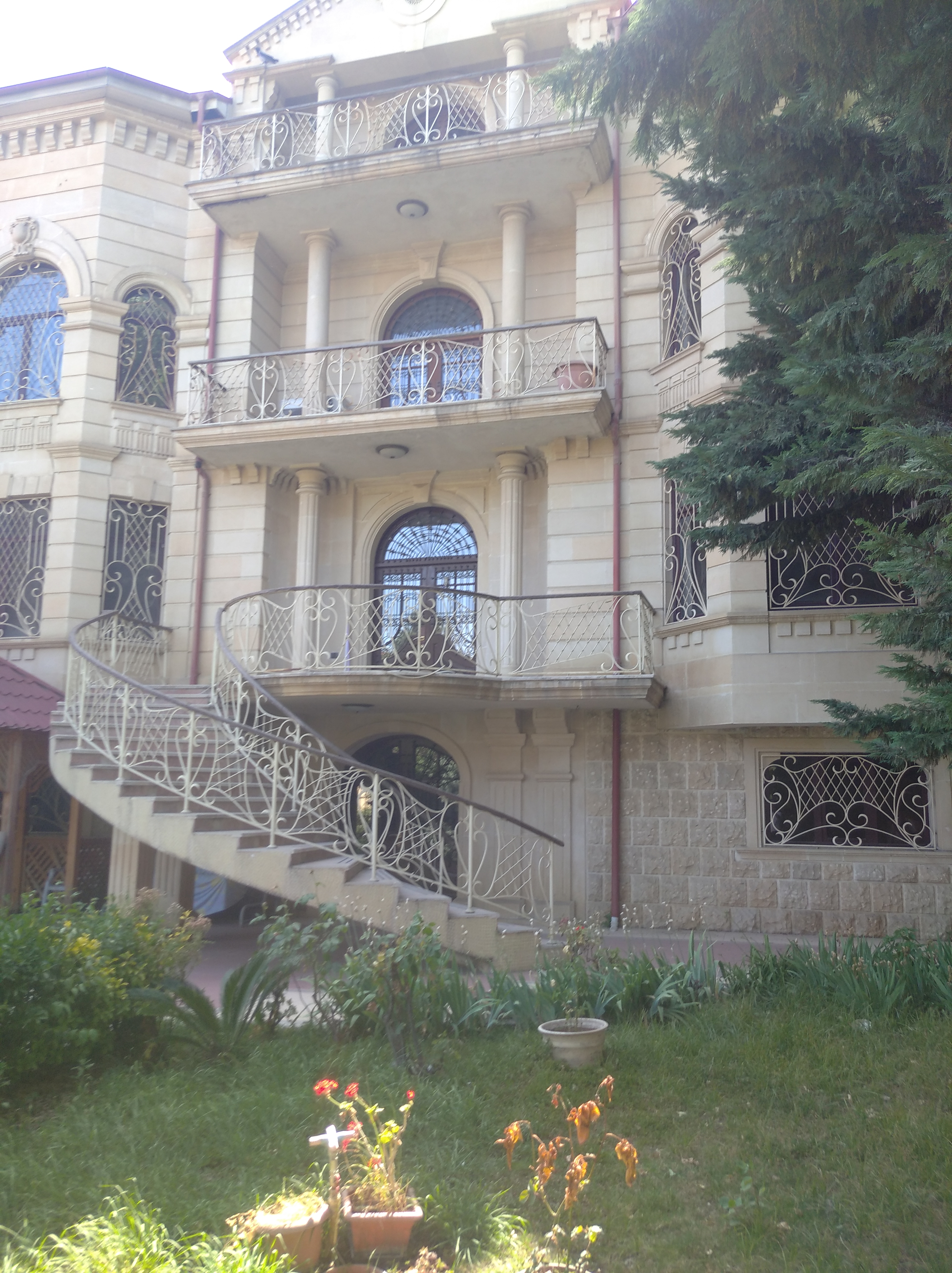 VİLLA satılır 8 sotda Vorovski Cəfər Xəndan küçəsində 800