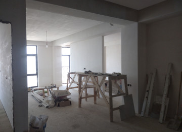 4 otaqlí natamam.temirli menzil satílír 180 kv,18/10