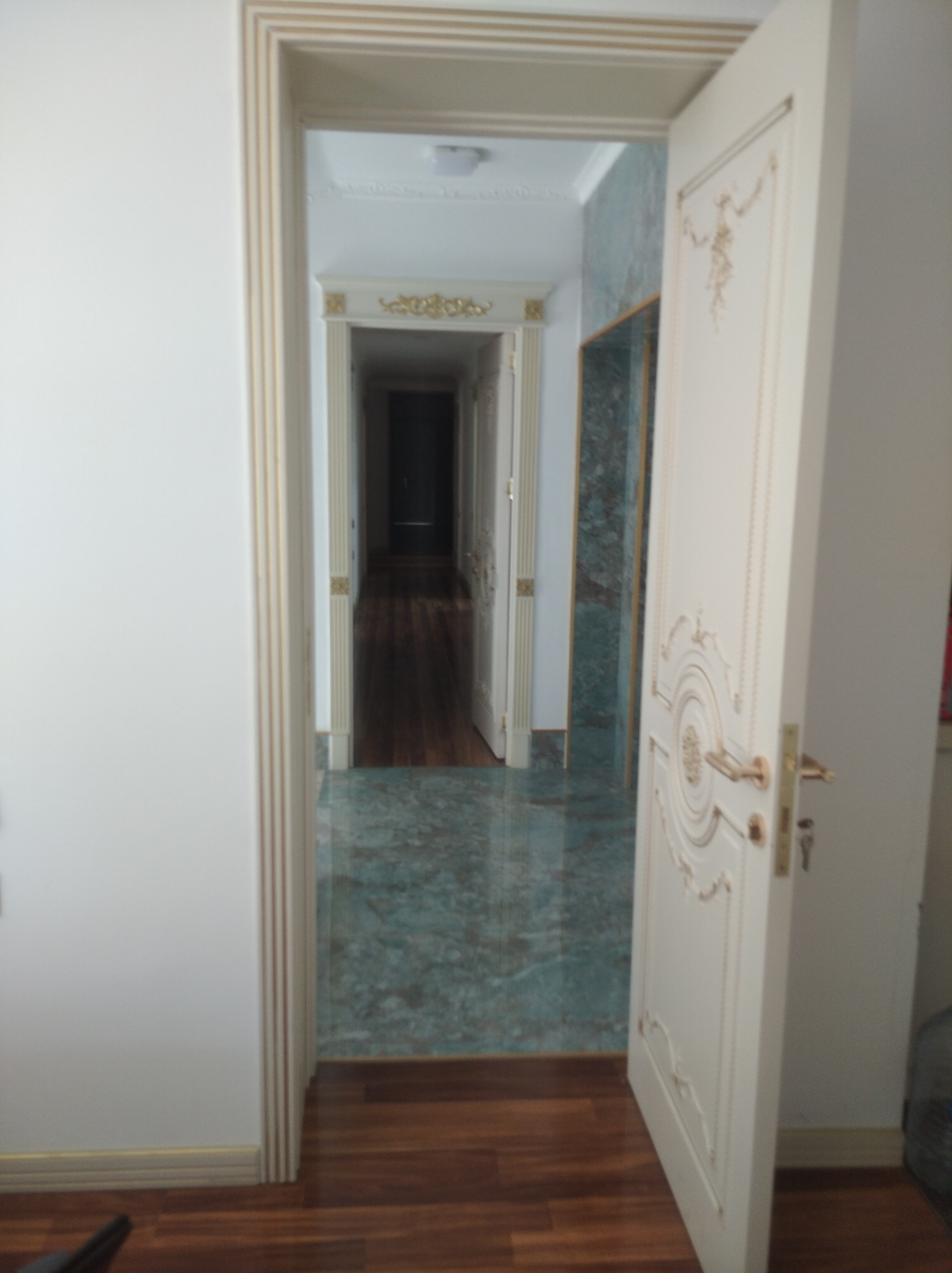 Obyekt satílír 4 mertebeli 35 otaqlí,1400 kv, 16 s/qovşaqlí