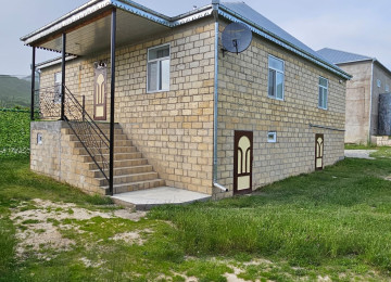 Şamaxı şəhəri Qaleybuğurd kəndində əla təmirli ev günlük