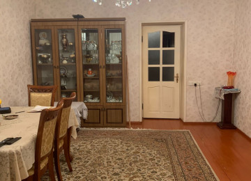 Qaraçuxurda 3 otaqlı mənzil Lahiyə: - Leninqrad Mərtəbə: -