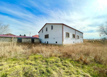 Ferma ve Ev satílír 36 sotda 1000 kv tikintiyle 500