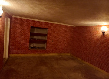 Mərkəzi prospektlərdən birində, avtomobil və insan axını