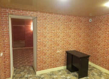 Mərkəzi prospektlərdən birində, avtomobil və insan axını