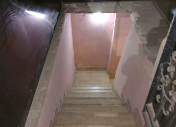 Mərkəzi prospektlərdən birində, avtomobil və insan axını