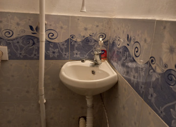 Mərkəzi prospektlərdən birində, avtomobil və insan axını