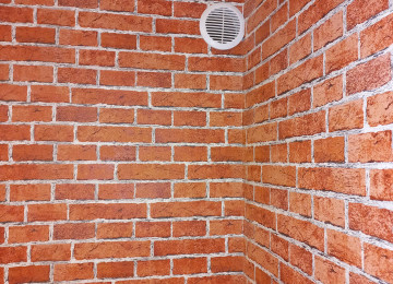 Mərkəzi prospektlərdən birində, avtomobil və insan axını