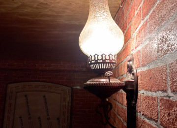 Mərkəzi prospektlərdən birində, avtomobil və insan axını