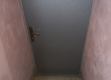 Mərkəzi prospektlərdən birində, avtomobil və insan axını