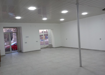 Mərkəzi prospektlərdən birində, avtovağzala yaxın və 24