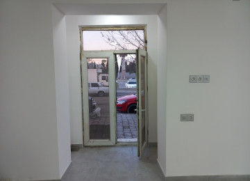 Mərkəzi prospektlərdən birində, avtovağzala yaxın və 24