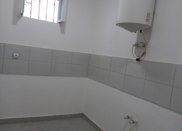 Mərkəzi prospektlərdən birində, avtovağzala yaxın və 24