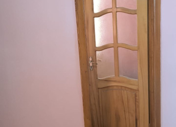 Taxta ev qapııarı 6 ədəddir. Ölçü 70x2.05 sm. Defekti