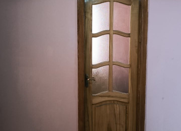 Taxta ev qapııarı 6 ədəddir. Ölçü 70x2.05 sm. Defekti