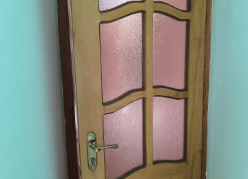 Taxta ev qapııarı 6 ədəddir. Ölçü 70x2.05 sm. Defekti