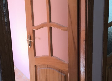 Taxta ev qapııarı 6 ədəddir. Ölçü 70x2.05 sm. Defekti