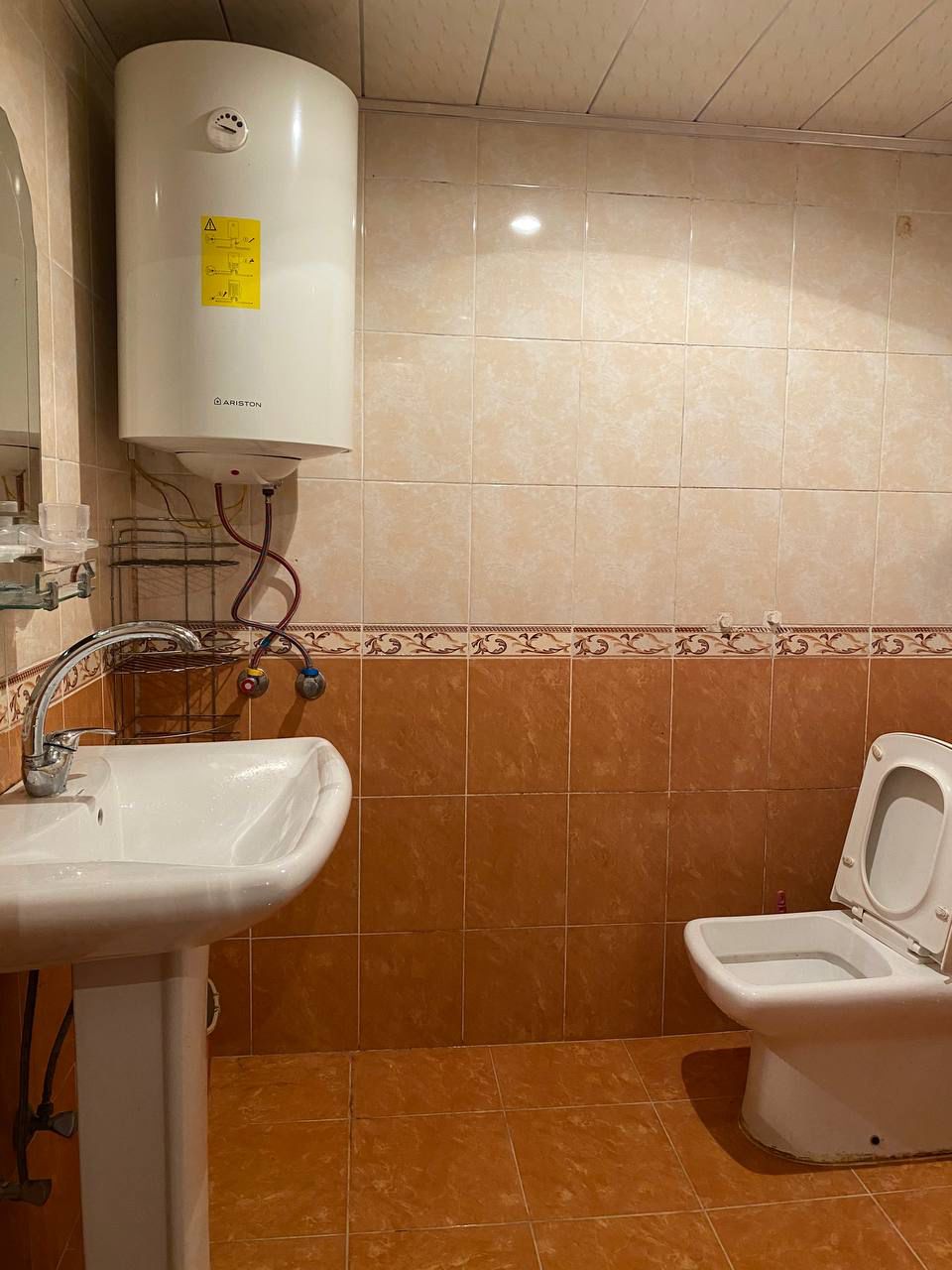 1 otaq 37kv Abşeron Gənclər Şəhərciyində komendant pulu ilə