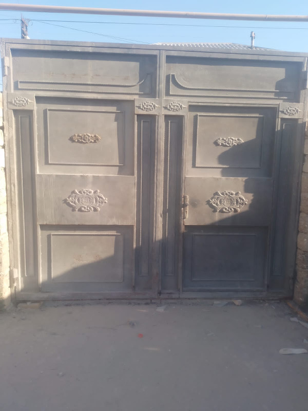 Darvaza Darvaza qalın dəmirdən 3x2.50 sm çərçivədə cüzi çürüyü var