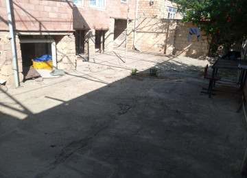 Kupça,qaz,su,işıq,internet,telefon var.4 otaqdır.İşimlə